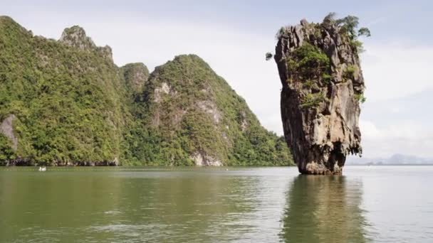 Hermosa isla desde la orilla — Vídeo de stock