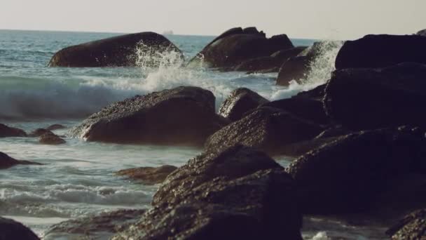 Piedras y olas en Tailandia — Vídeo de stock