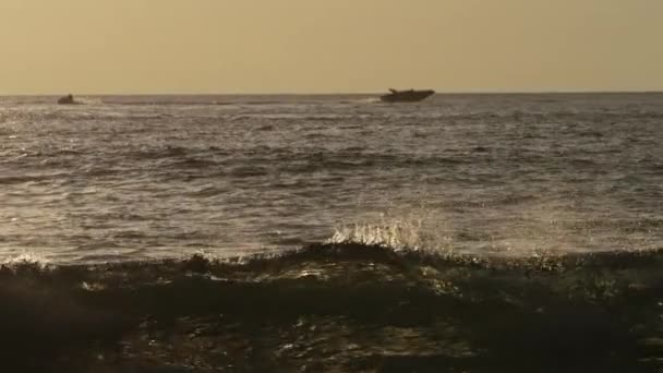 Barco e mar à noite — Vídeo de Stock