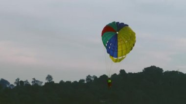 Parasailing. Mavi gökyüzü