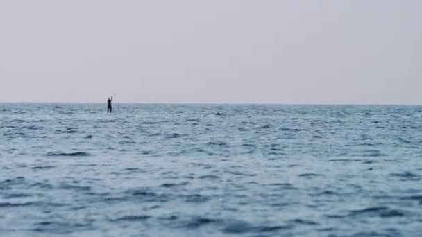 Surfer και στη θάλασσα — Αρχείο Βίντεο