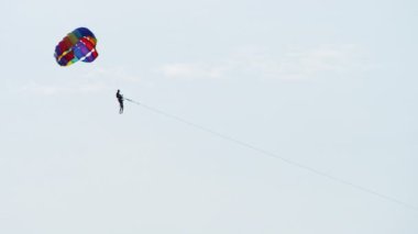 Parasailing. Mavi gökyüzü