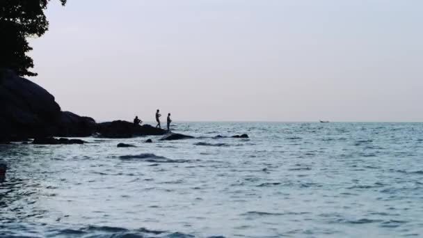 Pescador al atardecer rojo — Vídeo de stock