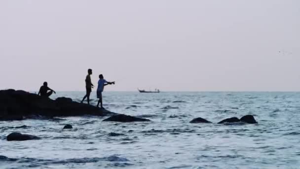 Рибалка на червоному заході сонця — стокове відео