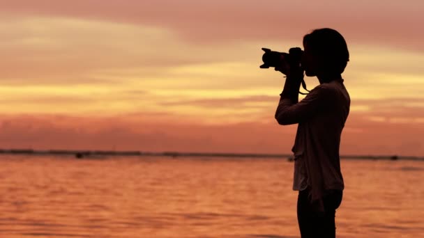 Kız fotoğrafçı ve günbatımı — Stok video