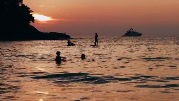Pêcheur au coucher du soleil rouge — Video