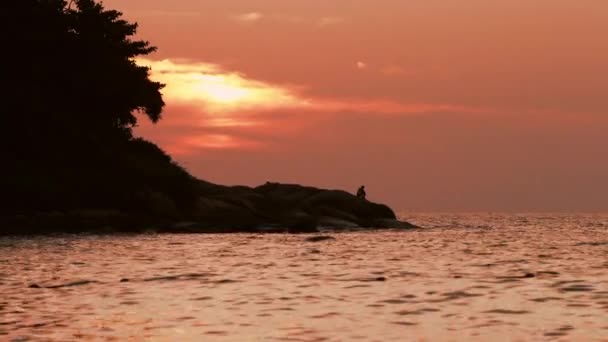 Pescador ao pôr-do-sol vermelho — Vídeo de Stock