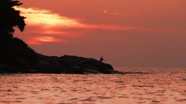 Rybář na rudý západ slunce — Stock video