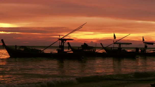 Coucher de soleil rouge et yacht. silhouette homme — Video