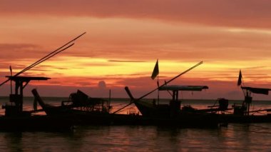 Kırmızı günbatımı ve yat