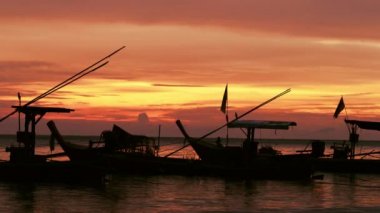 Kırmızı günbatımı ve yat