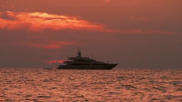 Coucher de soleil rouge et yacht — Video