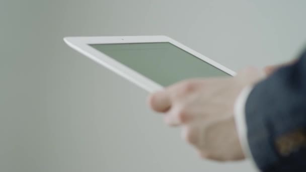 디지털 태블릿에 사업가 문자 메시지 — 비디오