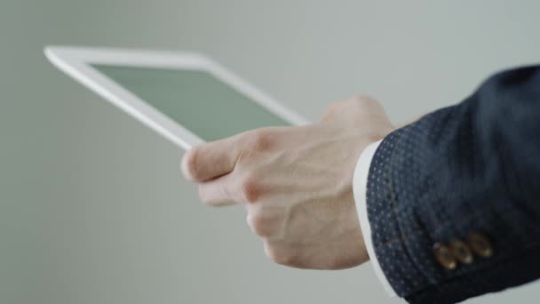 İşadamı manifatura dijital Tablet — Stok video
