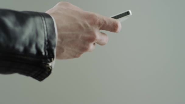 Mans hand med smart telefon — Stockvideo