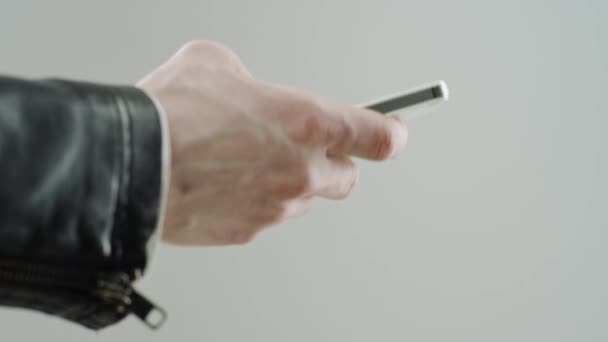 Man hand with smart phone — стоковое видео