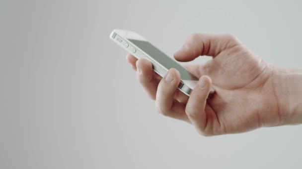 Mans hand med smart telefon — Stockvideo