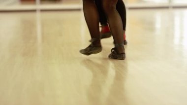 iki kız dans ediyor