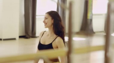 korse ile dans kostüm giyen güzel kız