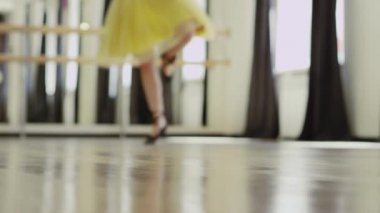 korse ile giyinen kız dans ediyor