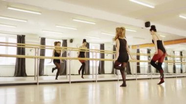 iki kız dans ediyor