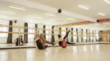 iki kız dans ediyor