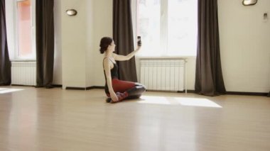 güzel kız selfie cep telefonu ile yapma