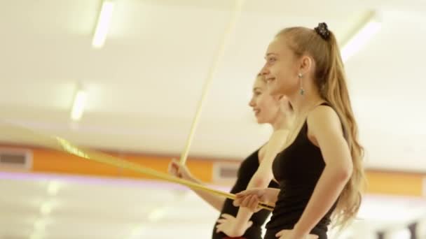 Zwei Mädchen tanzen — Stockvideo