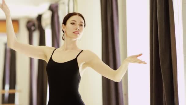 Beautiful girl wearing ballet leotard — Stock Video