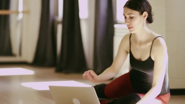Schönes Mädchen im Balletttrikot mit Laptop — Stockvideo