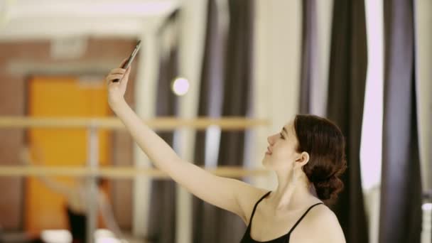 Menina bonita fazendo selfie com celular — Vídeo de Stock