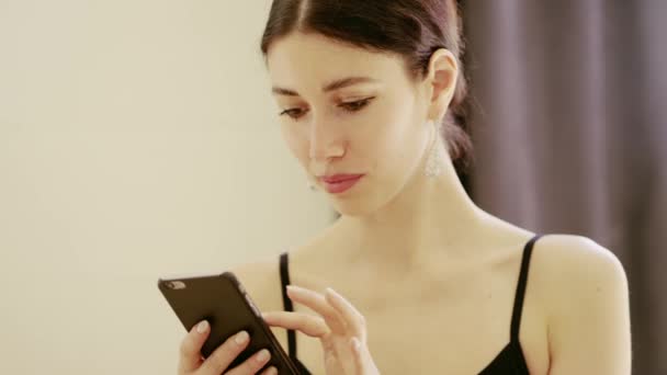 Hermosa chica usando ballet leotardo con teléfono celular — Vídeos de Stock