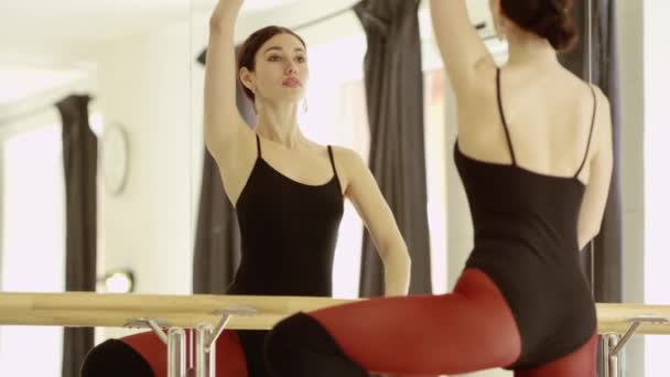 美丽的女孩穿着芭蕾舞紧身衣 — 图库视频影像