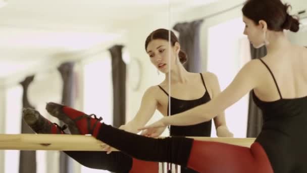 Mooi meisje dragen ballet leotard — Stockvideo