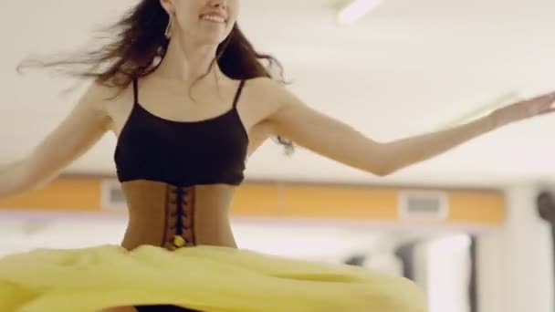 Mädchen im Kostüm mit Korsett tanzt — Stockvideo