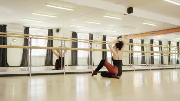 Hermosa chica usando ballet leotardo — Vídeo de stock