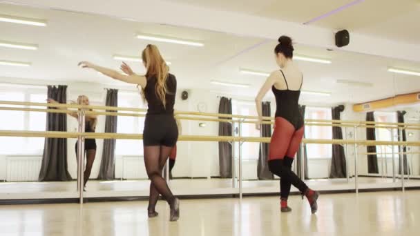 Dos chicas están bailando — Vídeo de stock