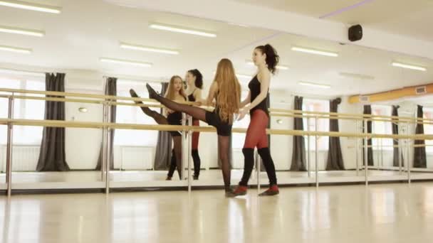 Hermosa chica haciendo ejercicios con chica instructor — Vídeos de Stock