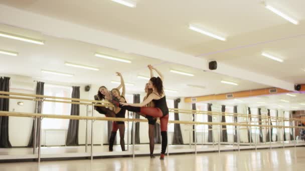 Красивая девушка делает упражнения с девушкой инструктор — стоковое видео