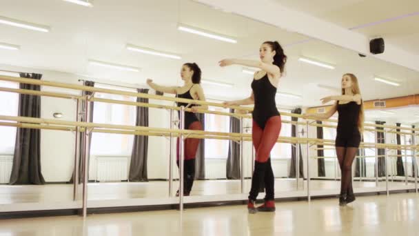 Dua gadis cantik melakukan latihan — Stok Video