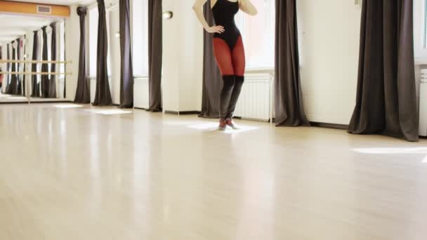 Güzel kız giyiyor bale tek parça streç giysi — Stok video