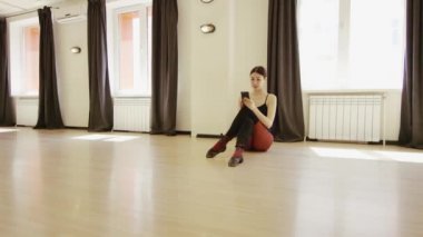 cep telefonu ile bale tek parça streç giysi giymiş güzel kız