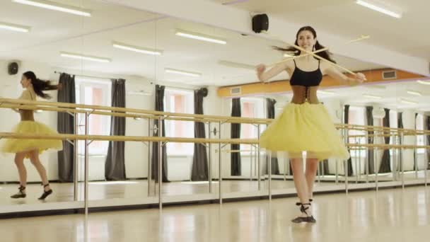 Mädchen im Kostüm mit Korsett tanzt — Stockvideo
