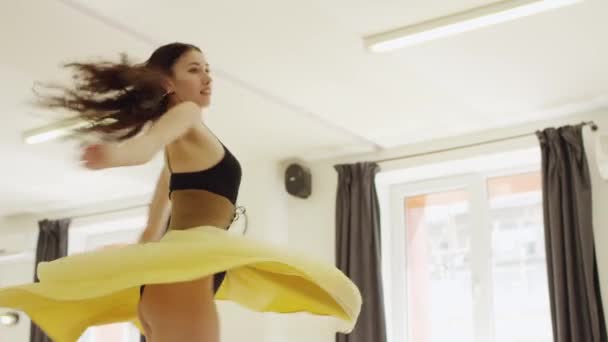 Meisje kostuum met korset dragen is dansen — Stockvideo