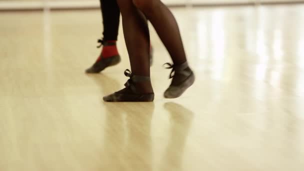 Две девушки танцуют — стоковое видео