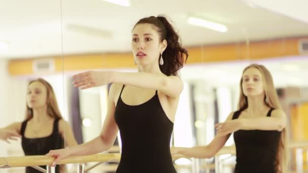 Dos chicas están bailando — Vídeos de Stock