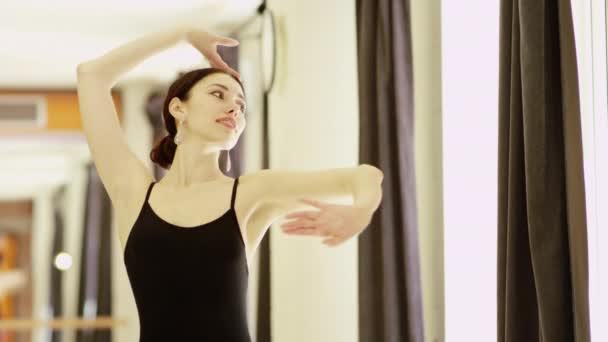 Güzel kız giyiyor bale tek parça streç giysi — Stok video