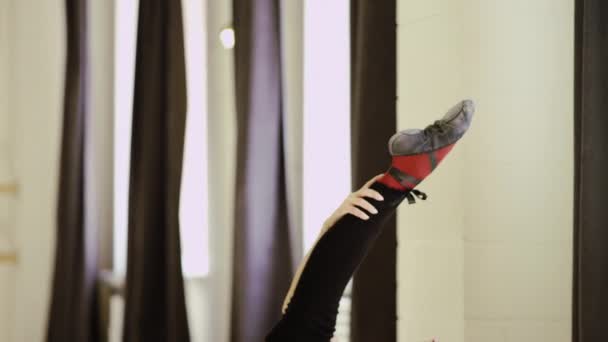 Menina bonita vestindo couro de balé — Vídeo de Stock