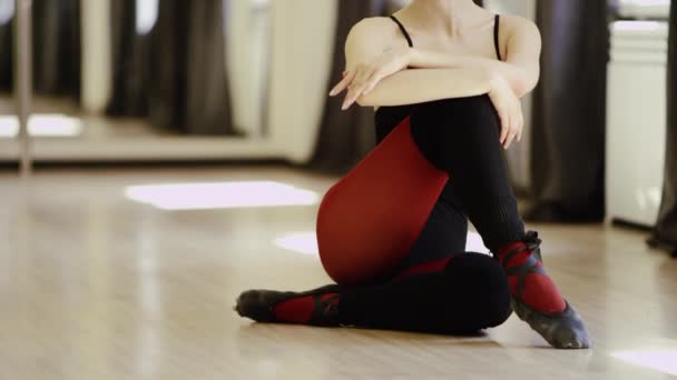 Mooi meisje dragen ballet leotard — Stockvideo