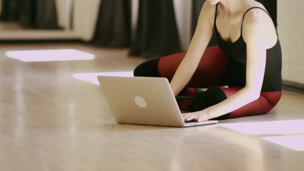 Vacker flicka klädd balett bodyen med laptop — Stockvideo